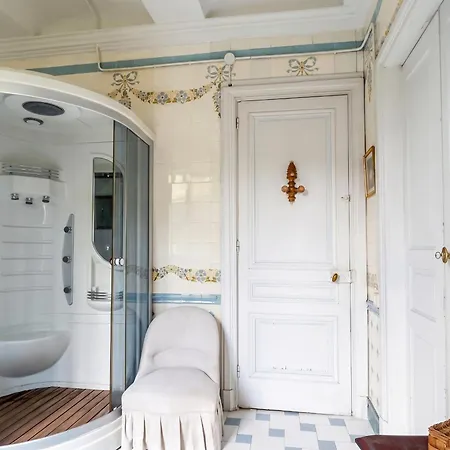 Historique A Berrias-et-casteljau, 350 M² Avec Piscine Privee *