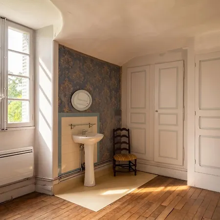 Historique A Berrias-et-casteljau, 350 M² Avec Piscine Privee *